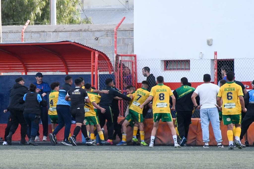 Brutal agresión de jugadores a un árbitro y a un asistente