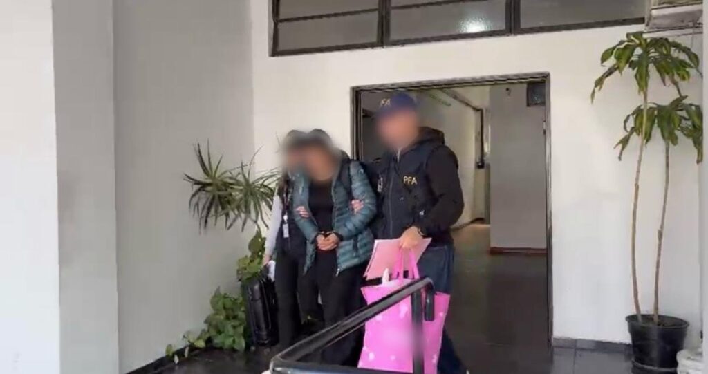 Extraditaron a una ciudadana chilena que era buscada desde hace 13 años en España por robo