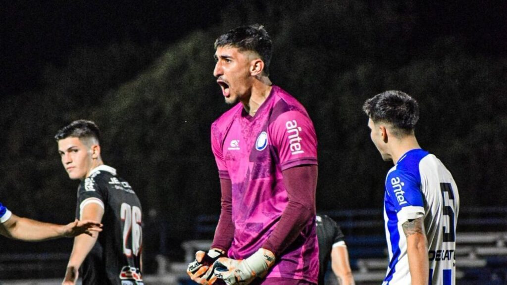 Histórico: Un arquero argentino convirtió un gol de arco a arco en el fútbol uruguayo