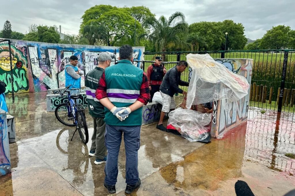Ciudad desalojó a mil manteros en el Parque Alberdi y la avenida Lisandro de la Torre en Mataderos
