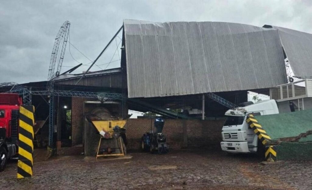 Dos tornados dejaron severos destrozos en Misiones y Brasil