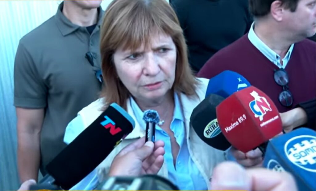 Bullrich recorrió zonas inundadas en la Provincia y anunció asistencia, maquinaria y créditos