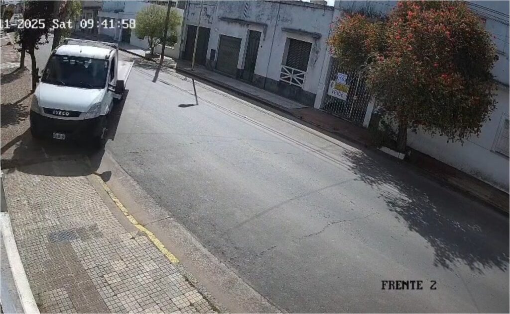 IMÁGENES SENSIBLES: murió un motociclista tras ser embestido por un camión en Azul