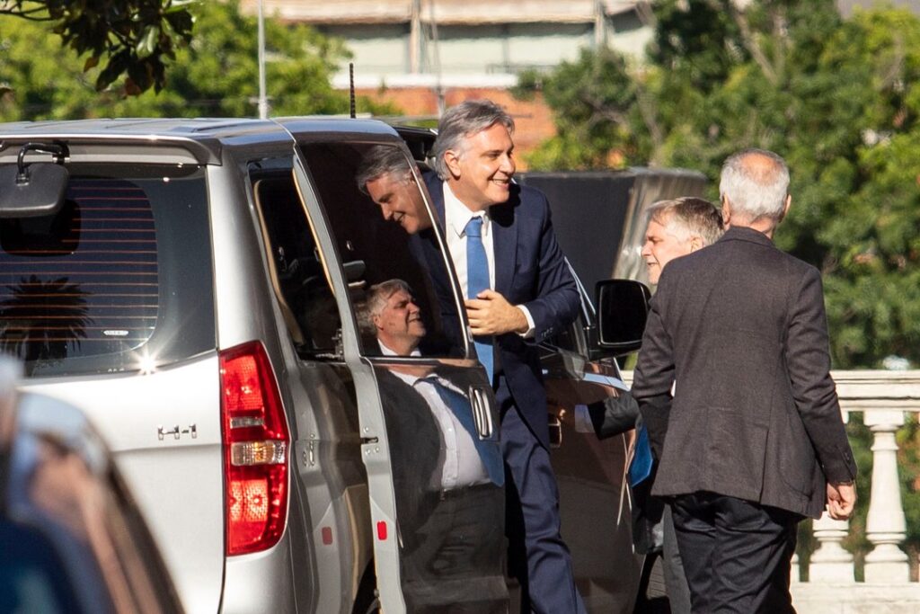 El Gobierno recibe a Llaryora y Orrego y prepara una cumbre ampliada de gobernadores con Milei