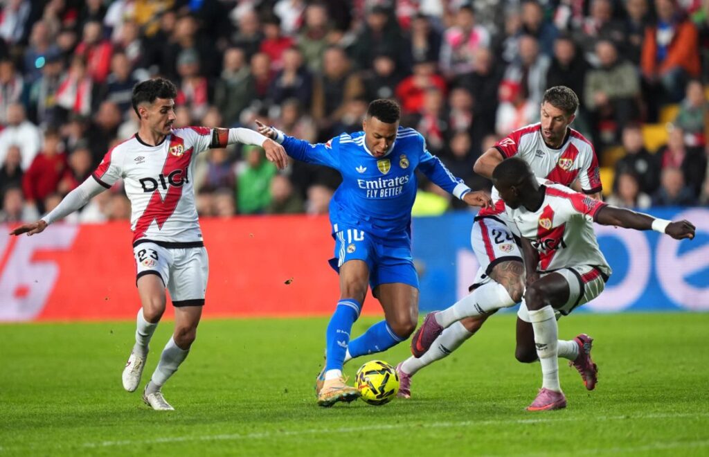 El Real Madrid empató sin goles en su visita a Rayo Vallecano y lidera con comodidad en LaLiga de España
