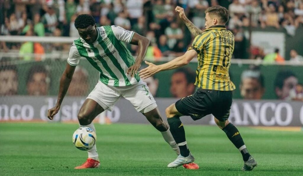 Aldosivi venció a Banfield sobre el final y tomó aire en la lucha por el descenso