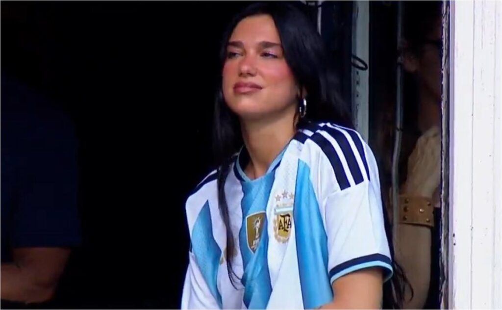 “Me encanta“: Dua Lipa sorprendió a sus fans al analizar el Superclásico