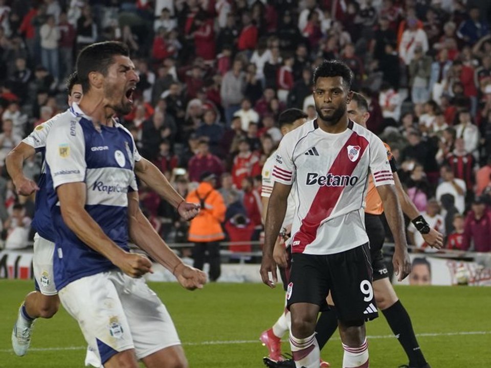 Polémica en el Monumental: penal dudoso le dio a Gimnasia un triunfo histórico sobre River