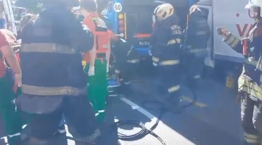 Dos heridos por el choque entre un camión y un colectivo en Balvanera