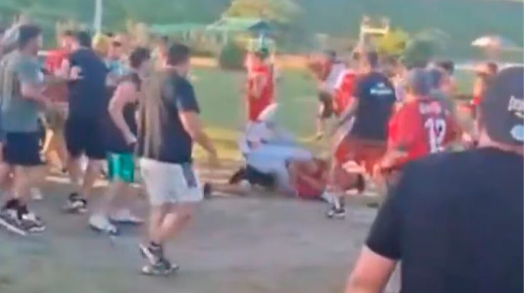Video: salvaje pelea entre dos facciones de Camioneros en la cancha de Argentino de Merlo