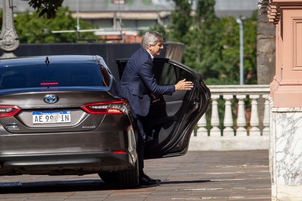 Sin Santilli, Luis Caputo recibe a Jorge Macri este martes