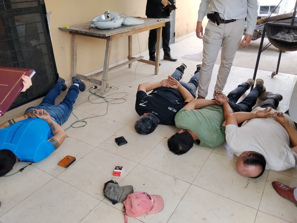 Pasan a disponibilidad a efectivos policiales que trabajaban en una vivienda junto a dos detenidos