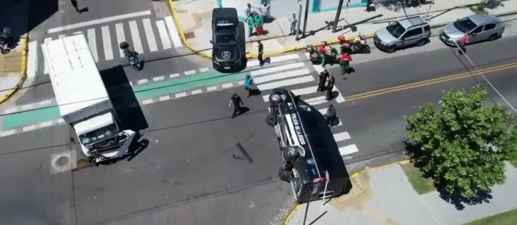 Choque entre un móvil de la Policía de la Ciudad y un camión en Parque Patricios: seis heridos
