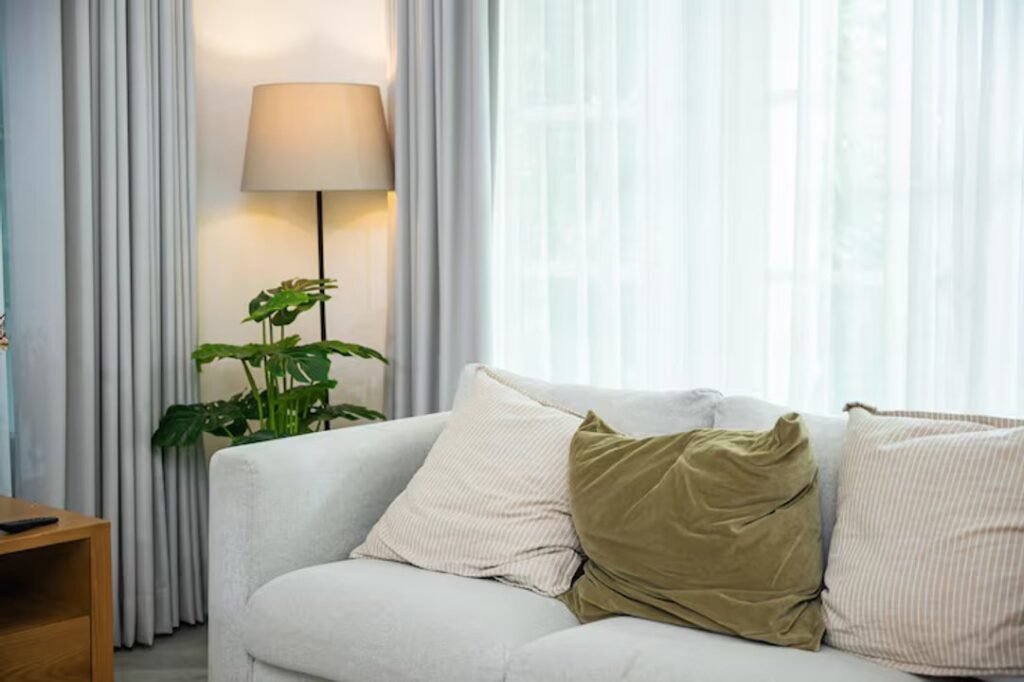 Adiós a las cortinas oscuras: cómo lograr luz natural y frescura todo el año en casa