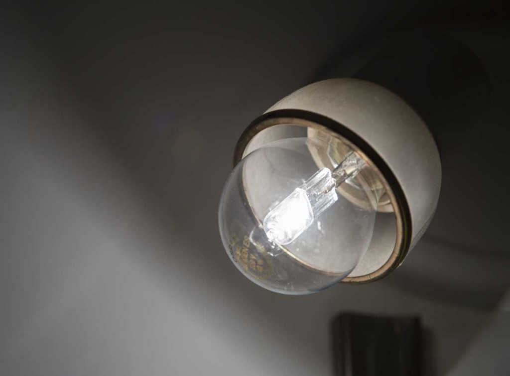 Familias pagarán más luz que las empresas en verano