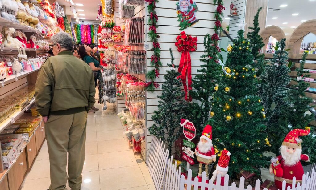 Cuánto cuesta armar un arbolito de Navidad en 2025