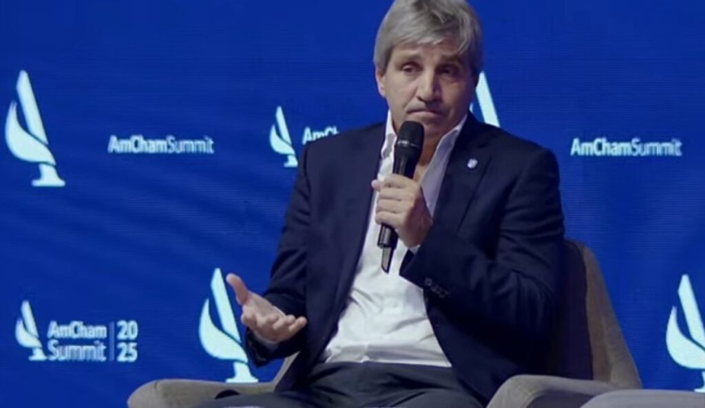 Mientras Caputo negocia los pagos de vencimientos, el riesgo país cayó a 639 puntos