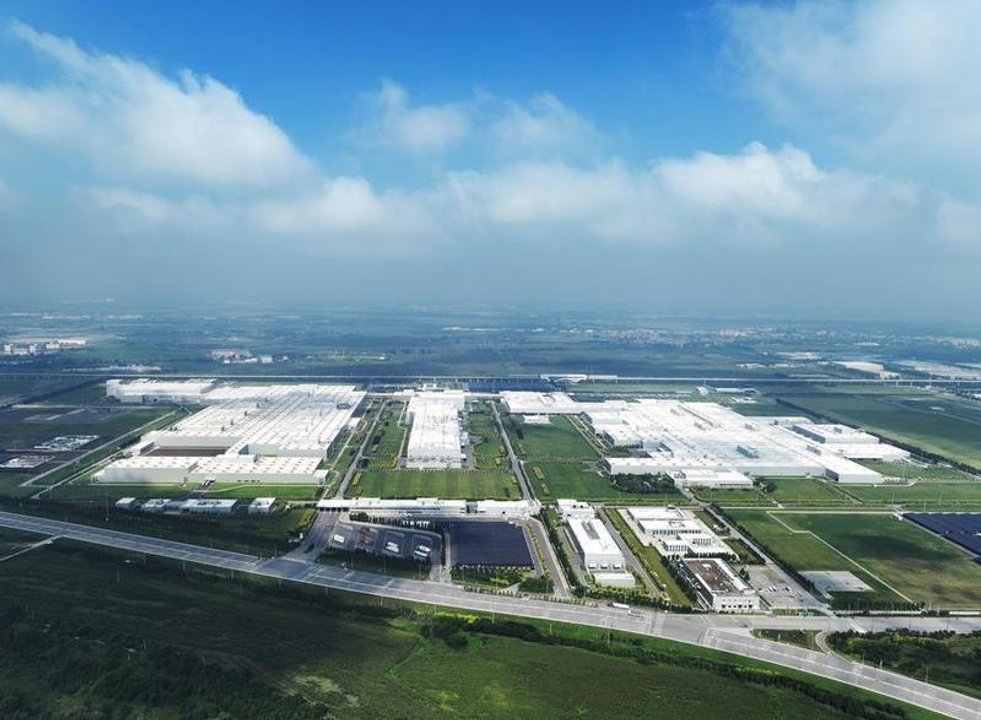 China busca afianzar lazos con automotrices europeas ante investigación de la UE