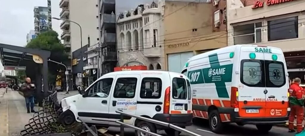 Dos menores heridos tras el choque de una ambulancia contra el Metrobús en Núñez