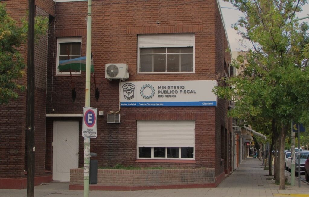 Río Negro: acusan a un hombre de herir con una botella a un policía