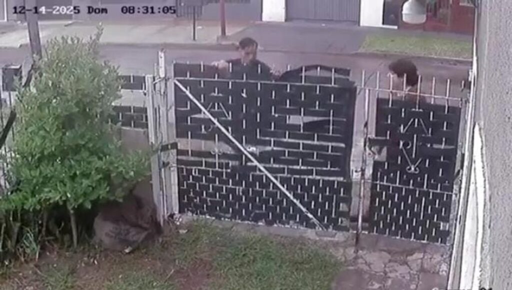 “A mí no me vas a asaltar”: quiso evitar que le roben el celular y lo tiró adentro de una casa