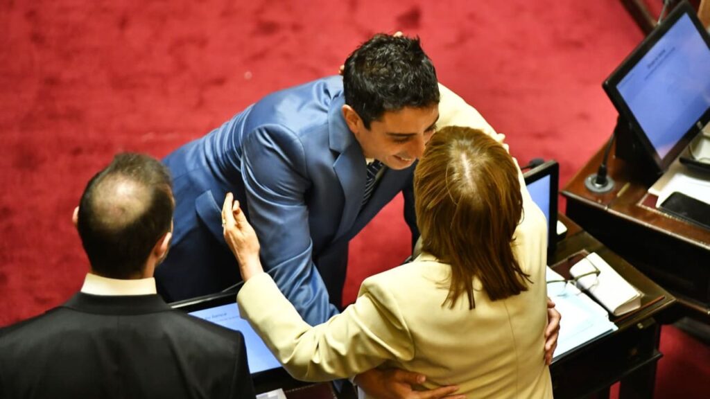 Enzo Fullone juró como senador y se incorpora a la bancada de Libertad Avanza