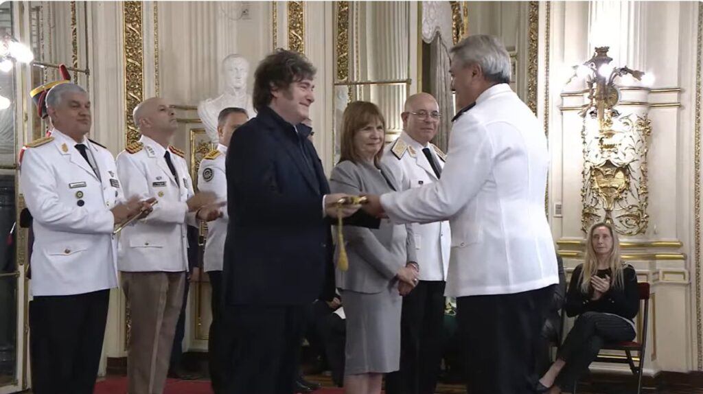 Escoltado por Bullrich, Milei encabezó la ceremonia de ascenso de las Fuerzas de Seguridad