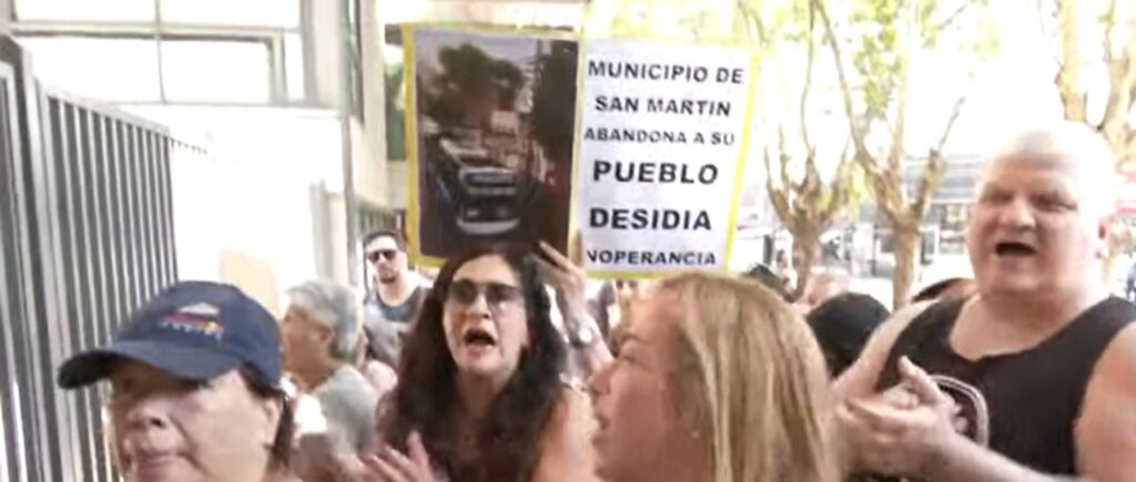 Incidentes en la puerta de la Municipalidad de San Martín por las inundaciones