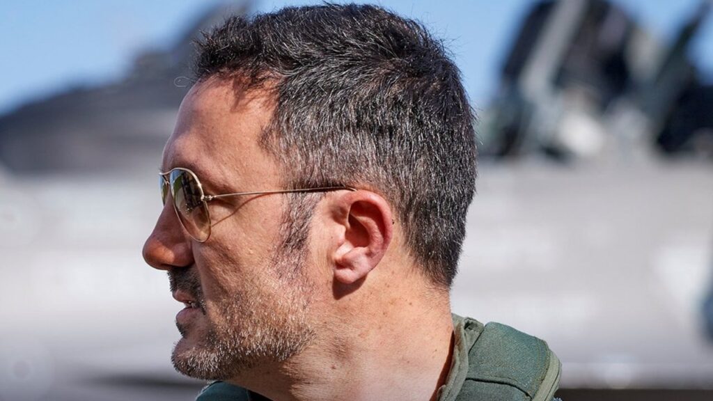 El look Top Gun de Luis Petri desató la polémica: "compramos un catálogo primavera-verano"