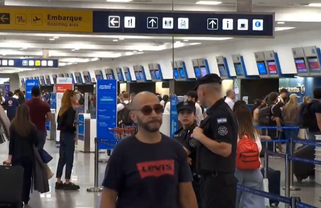 VIDEO | Desopilante “chivo” en Aeroparque: Una joven aprovechó una nota sobre el martes 13 para promocionar su empresa