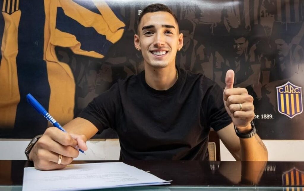 Firma, camiseta y nuevo desafío: Julián Fernández ya es jugador de Rosario Central