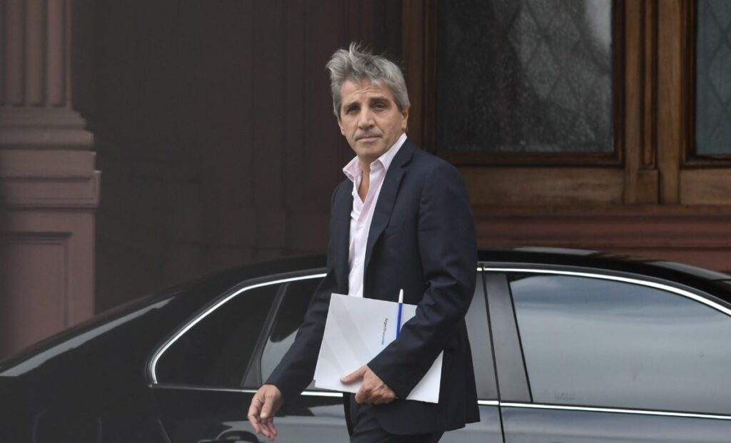 Con el debut de las bandas, el Gobierno planea alternativas para pagar los vencimientos