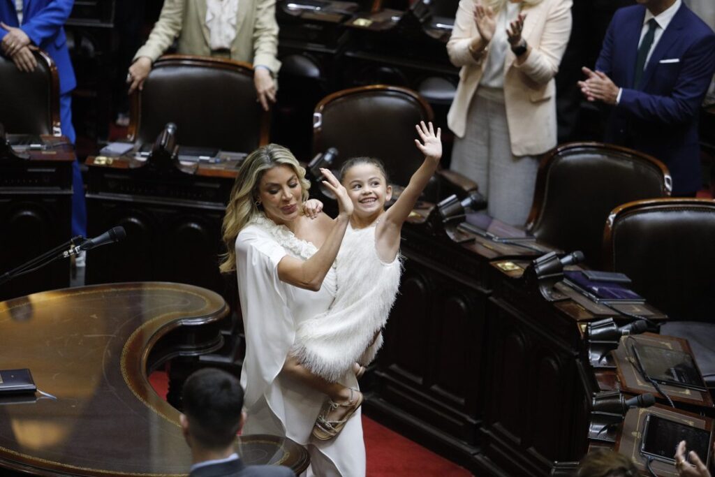 Virginia Gallardo presenta su primer proyecto para pedir por las inundaciones en su provincia