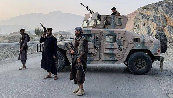Pakistán declaró una "guerra abierta" con Afganistán, bombardeó Kabul y reivindica 133 muertes