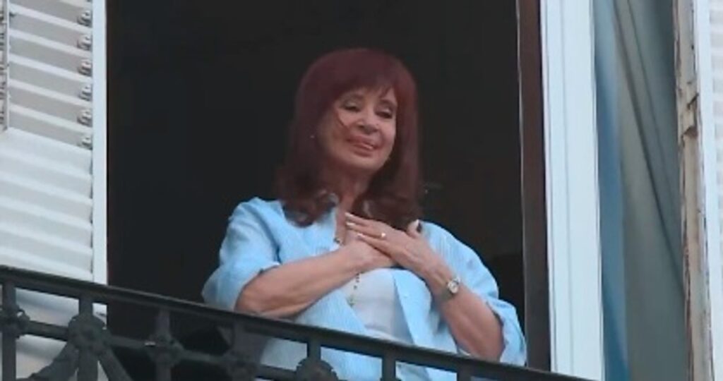En el día de su cumpleaños, Cristina salió a saludar a la militancia que iba rumbo a la plaza
