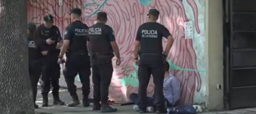 Inhibieron un auto y quisieron robar un edificio en Colegiales: un detenido y un prófugo