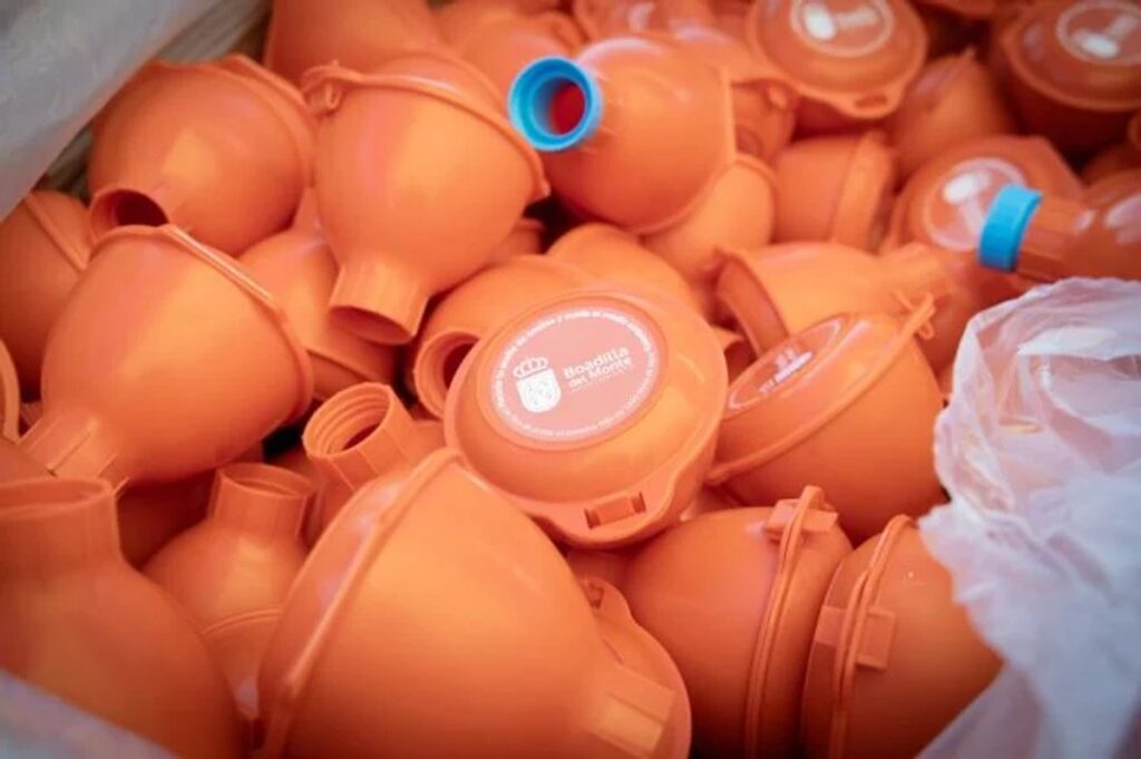 Embudos para reciclar aceite: así es la movida española que beneficia el reciclaje