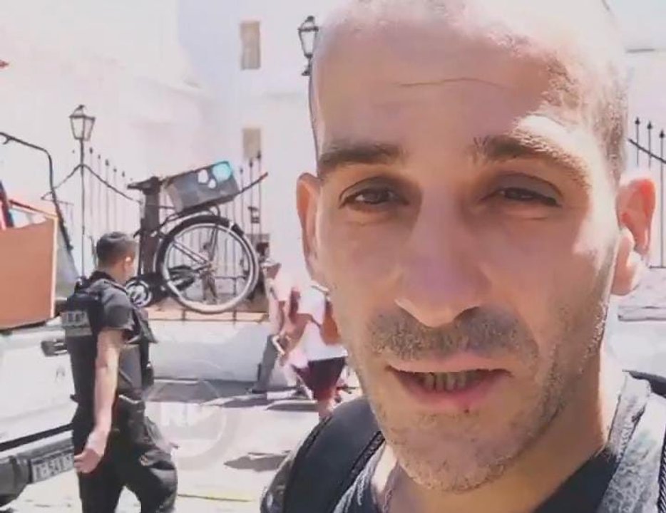 Le secuestraron la bicicleta que usa para trabajar y grabó un video para destrozar a Manuel Adorni