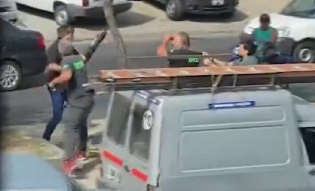 Brutal agresión: le rompieron la cabeza con un fierro en una discusión de tránsito y quedó desmayado en plena calle