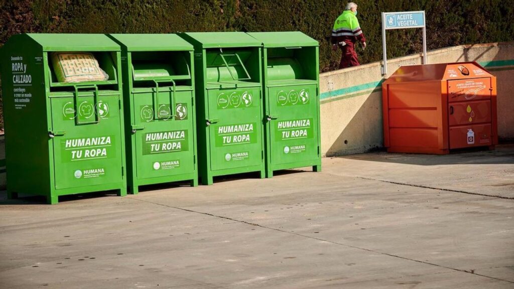 España apuesta al reciclaje y pondrá contenedores para la ropa: tiene recompensa para los que lo utilicen
