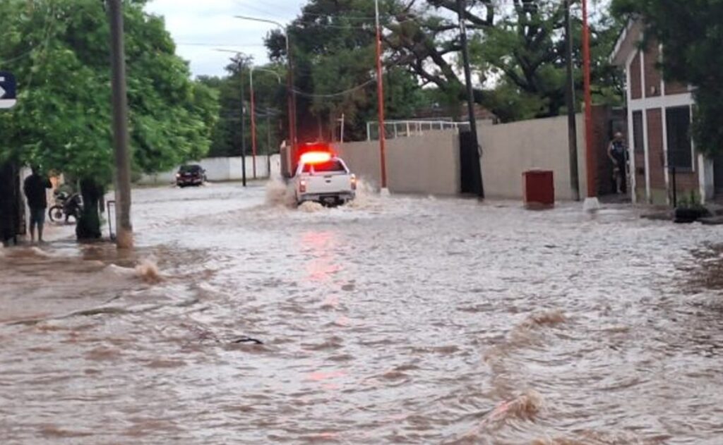 Impresionante temporal en Salta: inundaciones, calles anegadas y más de 200 evacuados