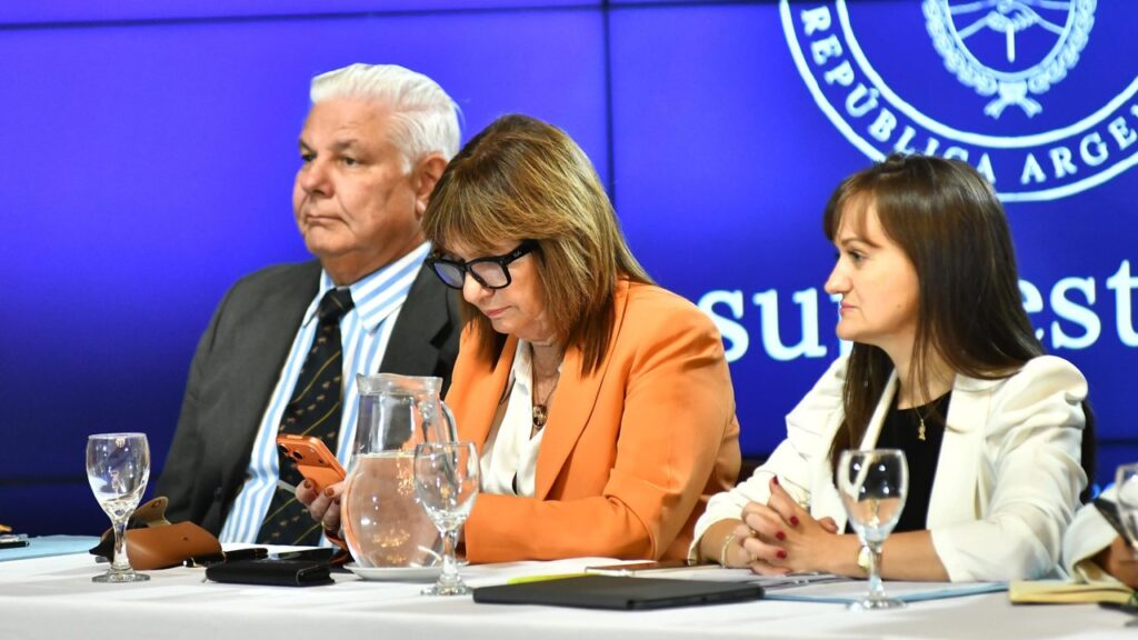 Bullrich busca cerrar acuerdos con legisladores dialoguistas para aprobar la reforma laboral en Senado