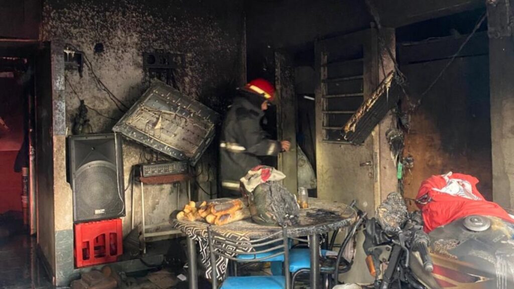 Incendio en barrio Sol Naciente: un hombre sufrió quemaduras en el 70% del cuerpo y otras cinco personas resultaron intoxicadas