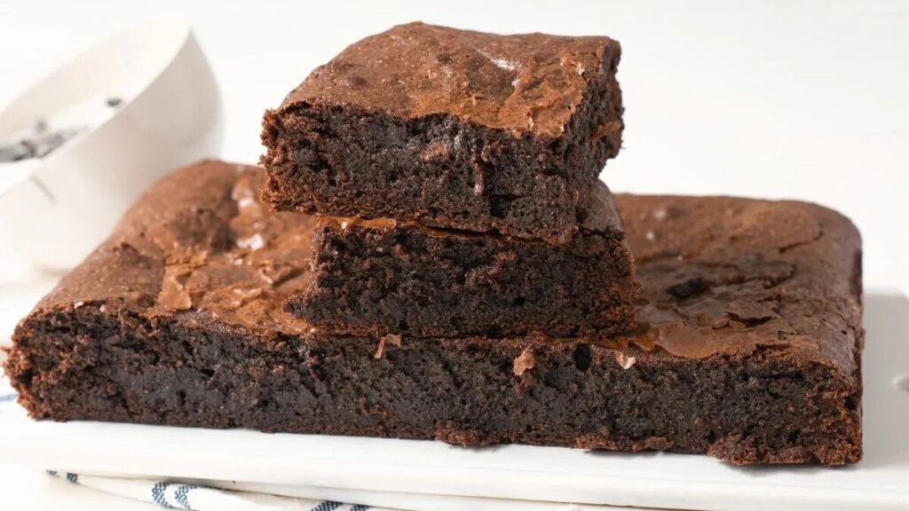 Brownie de chocolate: la receta clásica con 6 ingredientes y el truco para que quede húmedo
