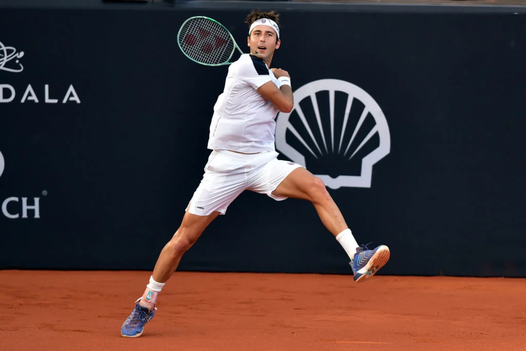 Tomás Etcheverry sigue firme: avanzó a semifinales del Río Open