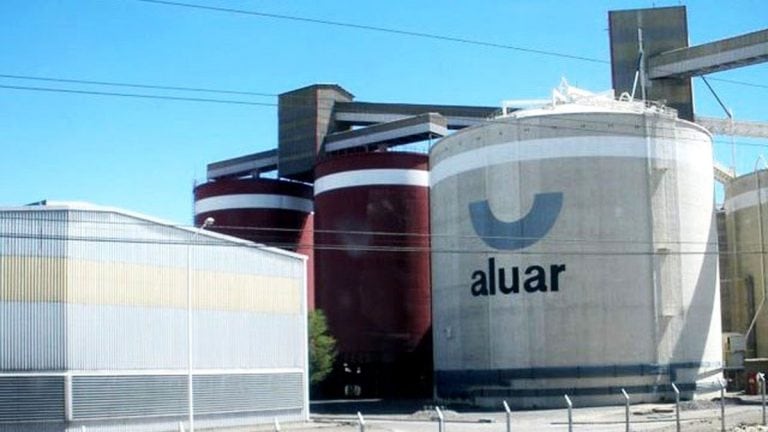 Golpe al dueño de Fate y Aluar: el Gobierno de Milei eliminó el arancel al aluminio de China
