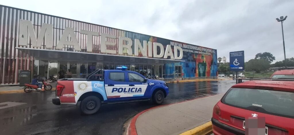 Córdoba: una mujer dio a luz en plena calle y los policías la asistieron