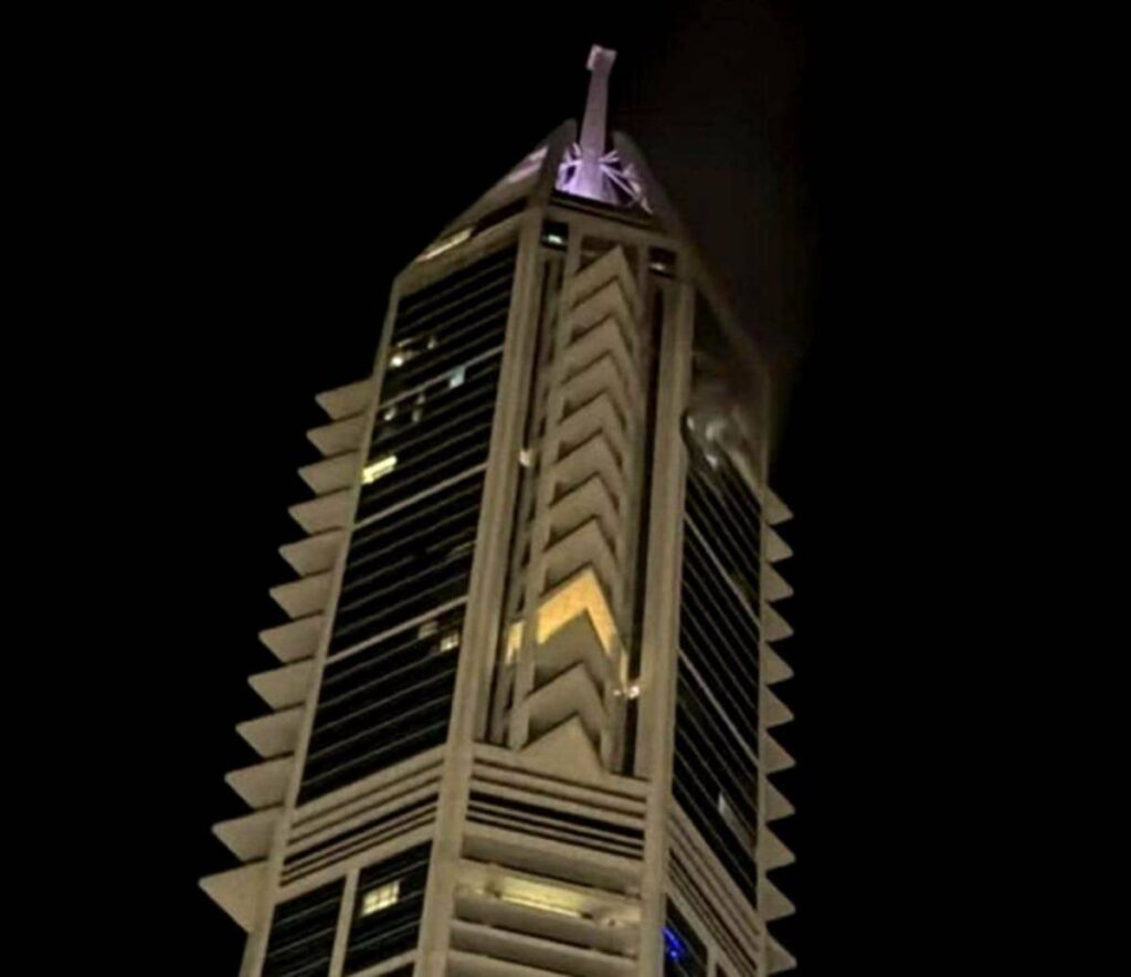 Irán vuelve a atacar Dubai: un dron impactó contra una torre de lujo mientras la guerra interrumpe el tráfico aéreo regional