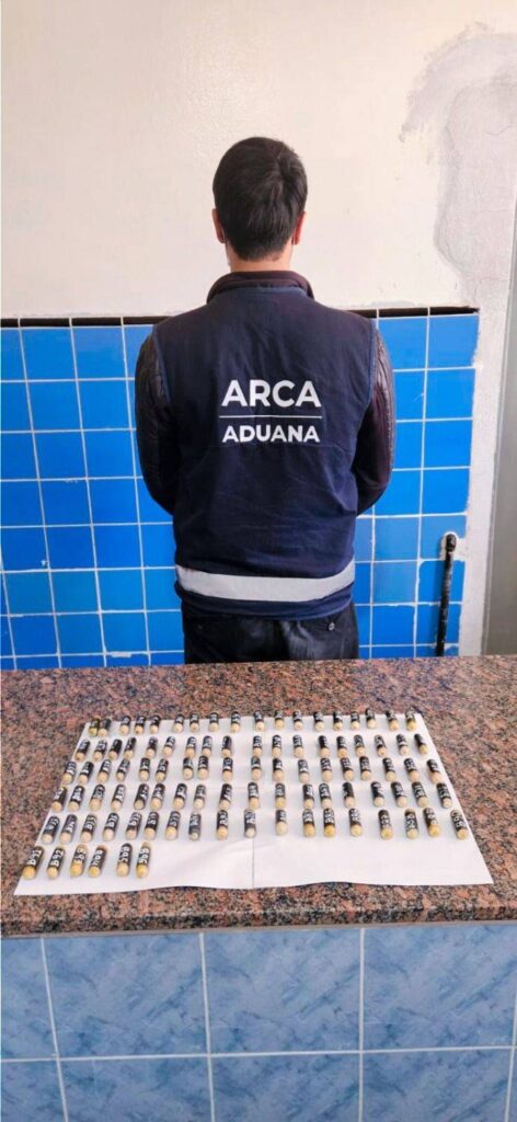 Descubren a dos "mulas" que intentaban ingresar al país con 200 cápsulas de cocaína ingeridas