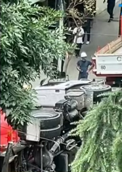 Choque y vuelco de un camión en Villa Urquiza: una mujer estaría atrapada